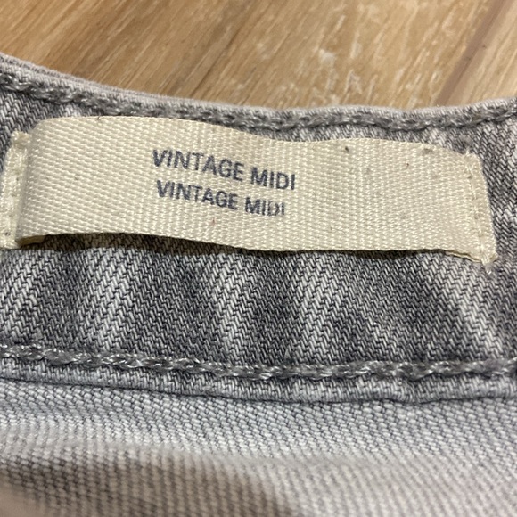 Universal Thread grey vintage midi shorts. good quality and well kept. size 0/25 - Picture 4 of 7